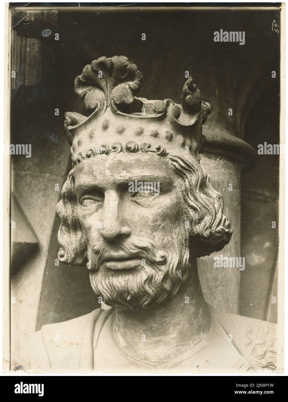 Unknown photographer, cathedral in Bamberg. Face of the figure of the emperor Heinrich the saint at the Adamspforte (without dat.): View of diagonally left. Photo, 24 x 18.4 cm (including scan edges) unbek. Fotograf : Dom in Bamberg. Gesicht der Figur des Kaisers Heinrich der Heilige an der Adamspforte (ohne Dat.) Stock Photo