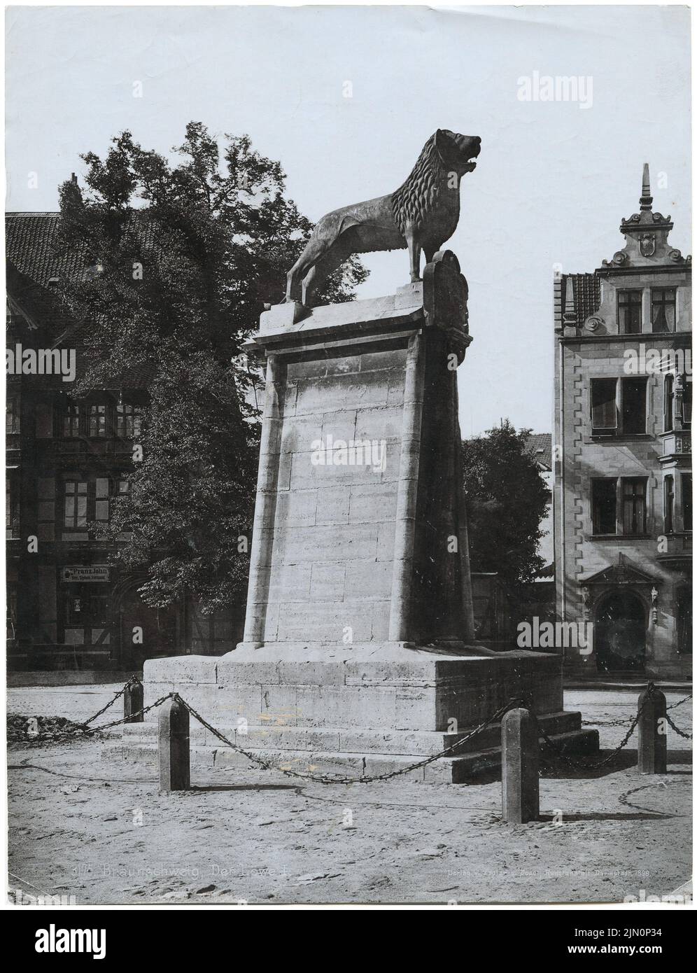 Zedler & Vogel, the Braunschweig Löwe, Braunschweig (1898): Side view of the bronze plastic on Burgplatz (today original in Burg Dankwarderode). Photo, 27.4 x 21 cm (including scan edges) Zedler & Vogel: Der Braunschweiger Löwe, Braunschweig (1898) Stock Photo