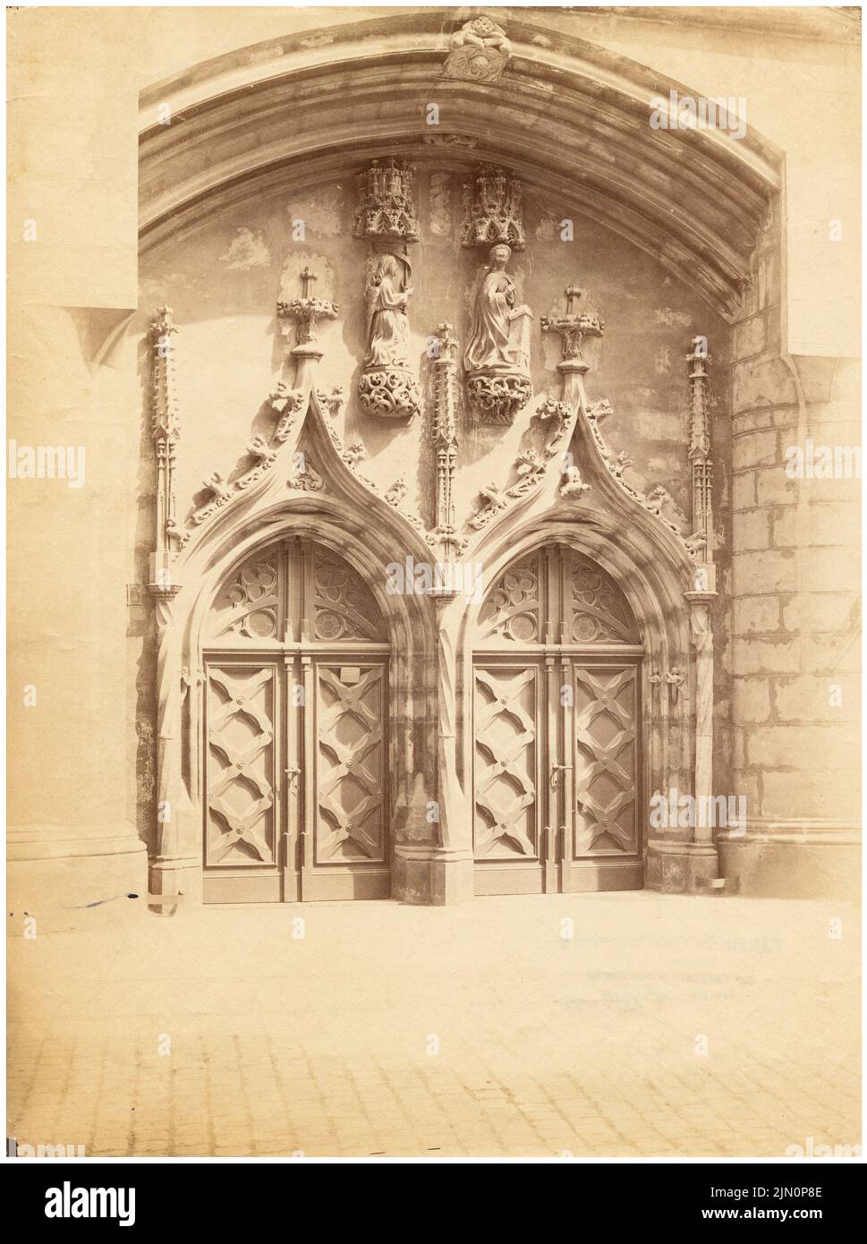 Scholz Robert, church portal of the Frauenkirche, Görlitz (without dat.): View of the west portal, two Gothic double doors with richly decorated walls and blinded keel arch, plastic jewelry. Photo, 27.3 x 20.4 cm (including scan edges) Scholz Robert: Kirchenportal der Frauenkirche, Görlitz (ohne Dat.) Stock Photo