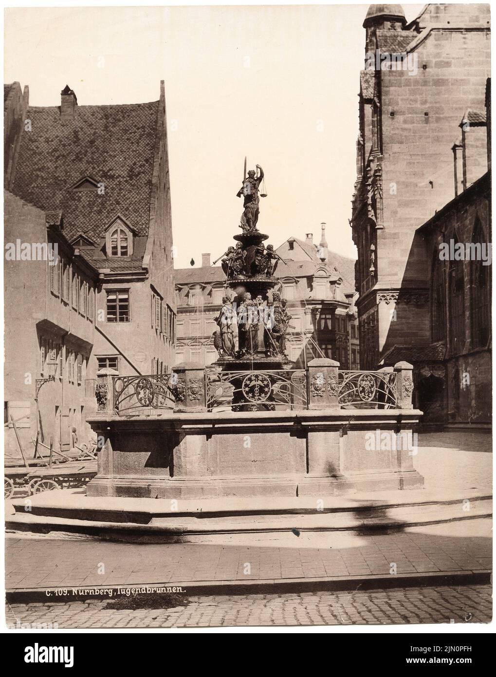 Unknown photographer, virtue fountain in Nuremberg (without dat.): View. Photo, 27.3 x 21.4 cm (including scan edges) unbek. Fotograf : Tugendbrunnen in Nürnberg (ohne Dat.) Stock Photo