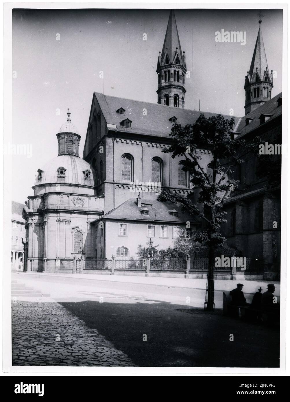 Grantzow Hans, Cathedral, Würzburg (without Dat.): Verrais and Schönbornkapelle from the outside. Photo, 24.3 x 18.7 cm (including scan edges) Grantzow Hans: Dom, Würzburg (ohne Dat.) Stock Photo