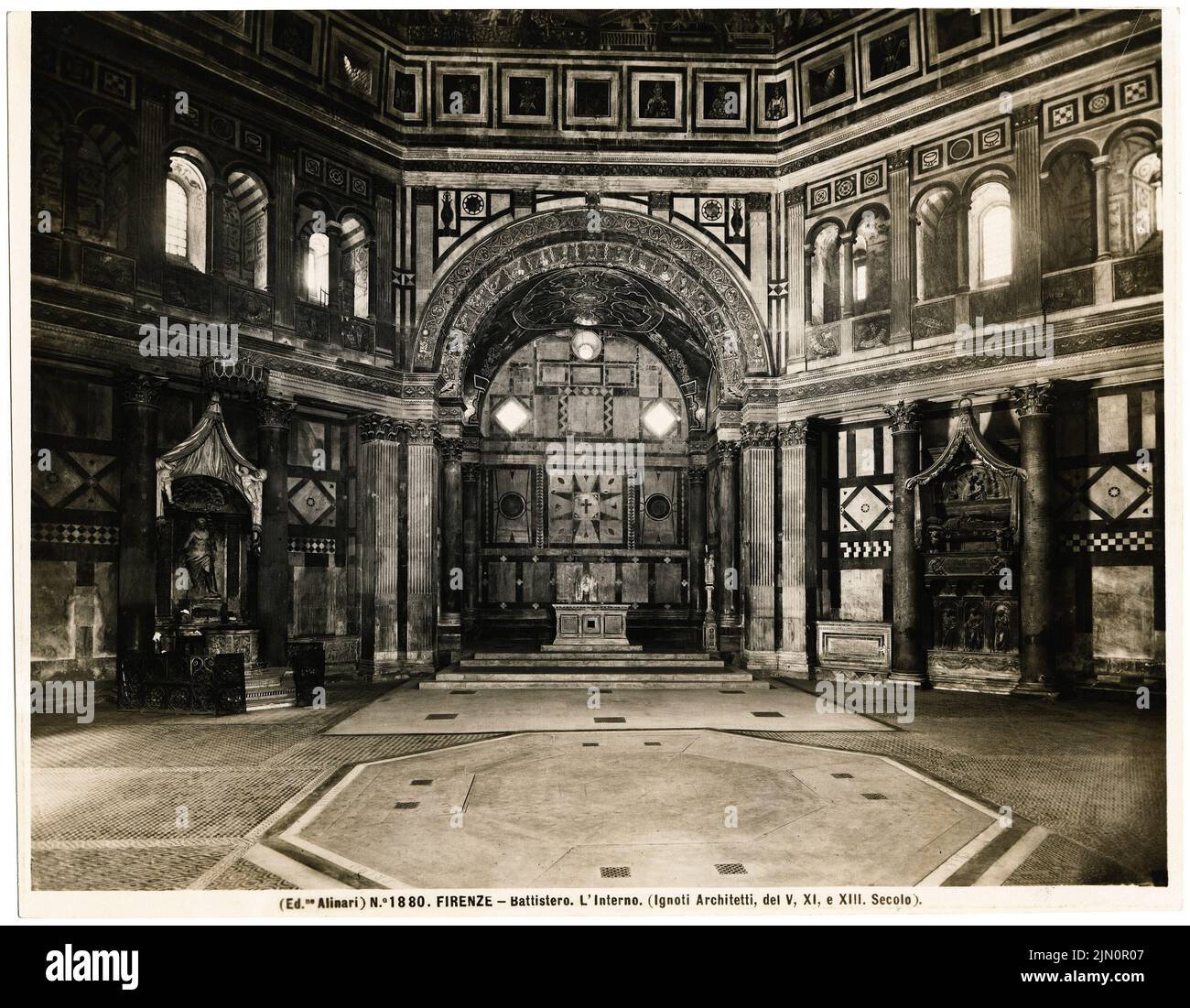 Cambio Arnolfo Di (1240-1302), Baptistery, Florence (without Dat.): Interior view. Photo, 20.3 x 26.1 cm (including scan edges) Cambio Arnolfo di (1240-1302): Baptisterium, Florenz (ohne Dat.) Stock Photo