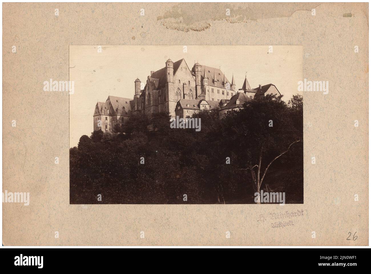 Unknown photographer, castle (without date): view. Photo on cardboard, 16.4 x 24.5 cm (including scan edges) unbek. Fotograf : Burg  (ohne Dat.) Stock Photo