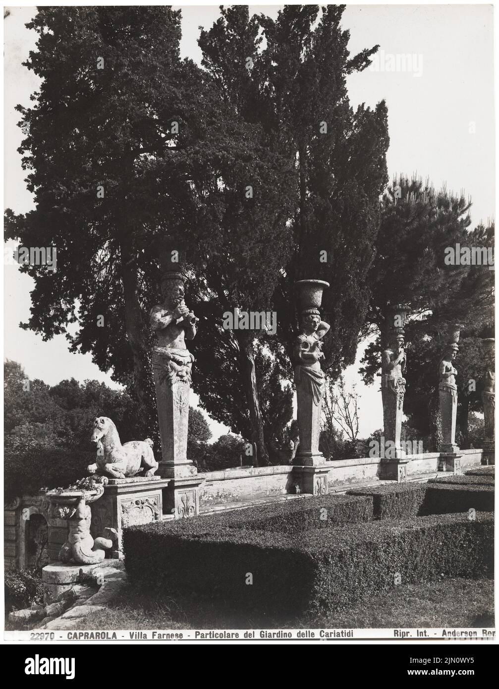 Vignola Giacomo da (1507-1573), Villa Farnese in Caprarola (Ohne Dat.): Garden of the caryatids, Detail. Photo Auf Karton, 26.3 x 20.4 cm (Inkl. Scanränder). You Architektormuseum Inv. Nr. F 6486. Vignola Giacomo da (1507-1573): Villa Farnese in Caprarola (ohne Dat.) Stock Photo