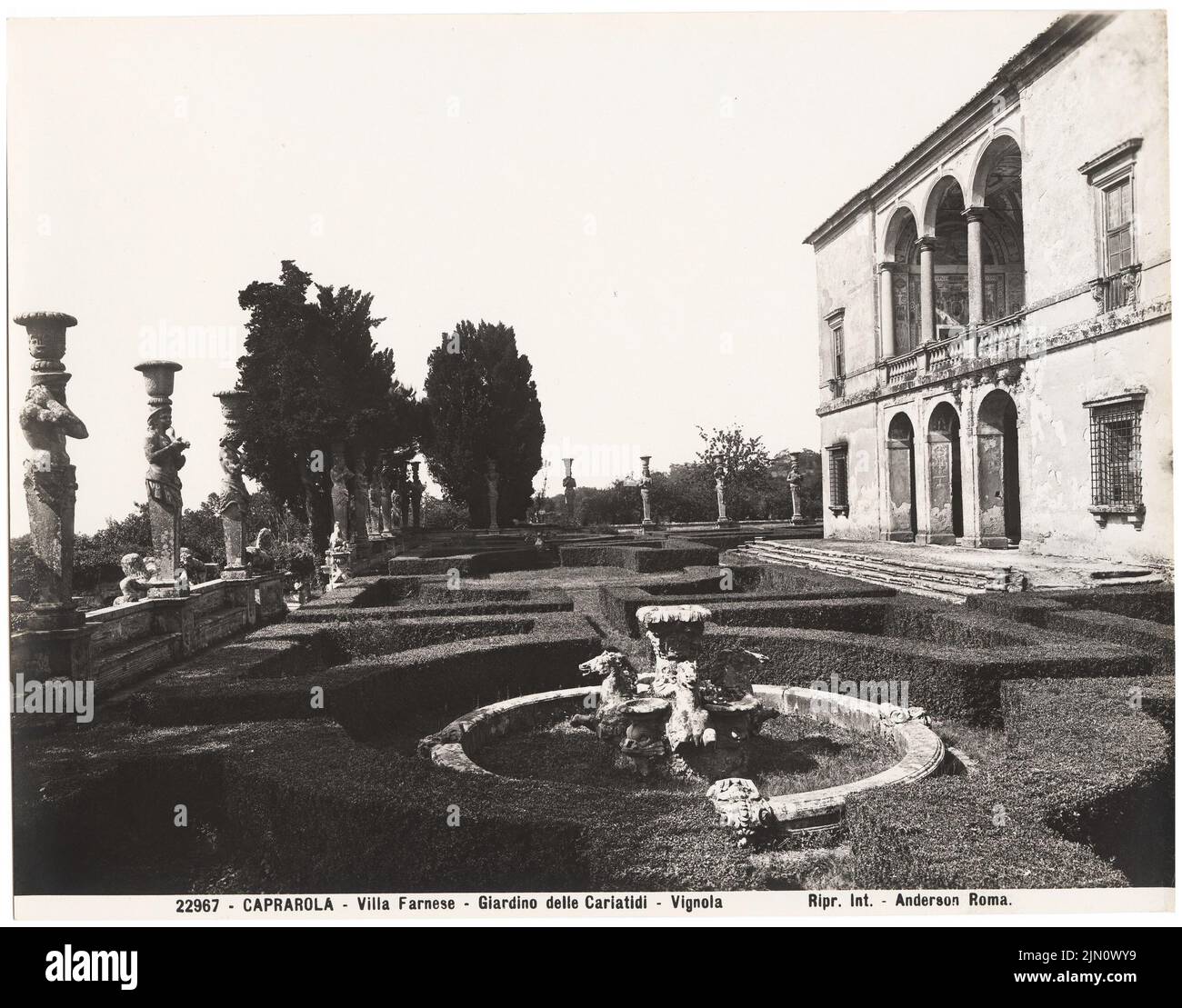 Vignola Giacomo da (1507-1573), Villa Farnese in Caprarola (Ohne Dat.): Garden of the caryatids. Photo Auf Karton, 20.7 x 26.4 cm (Inkl. Scanränder). You Architektormuseum Inv. Nr. F 6485. Vignola Giacomo da (1507-1573): Villa Farnese in Caprarola (ohne Dat.) Stock Photo