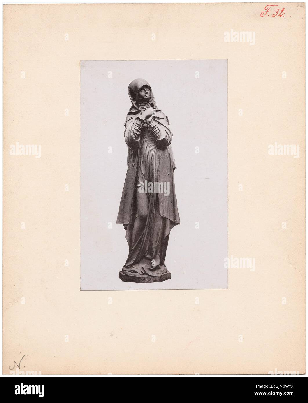 Unknown photographer, Madonna, bronze figure in Nuremberg (without dat.): View. Photo on cardboard, 24.5 x 20 cm (including scan edges) unbek. Fotograf : Madonna, Bronzefigur in Nürnberg (ohne Dat.) Stock Photo