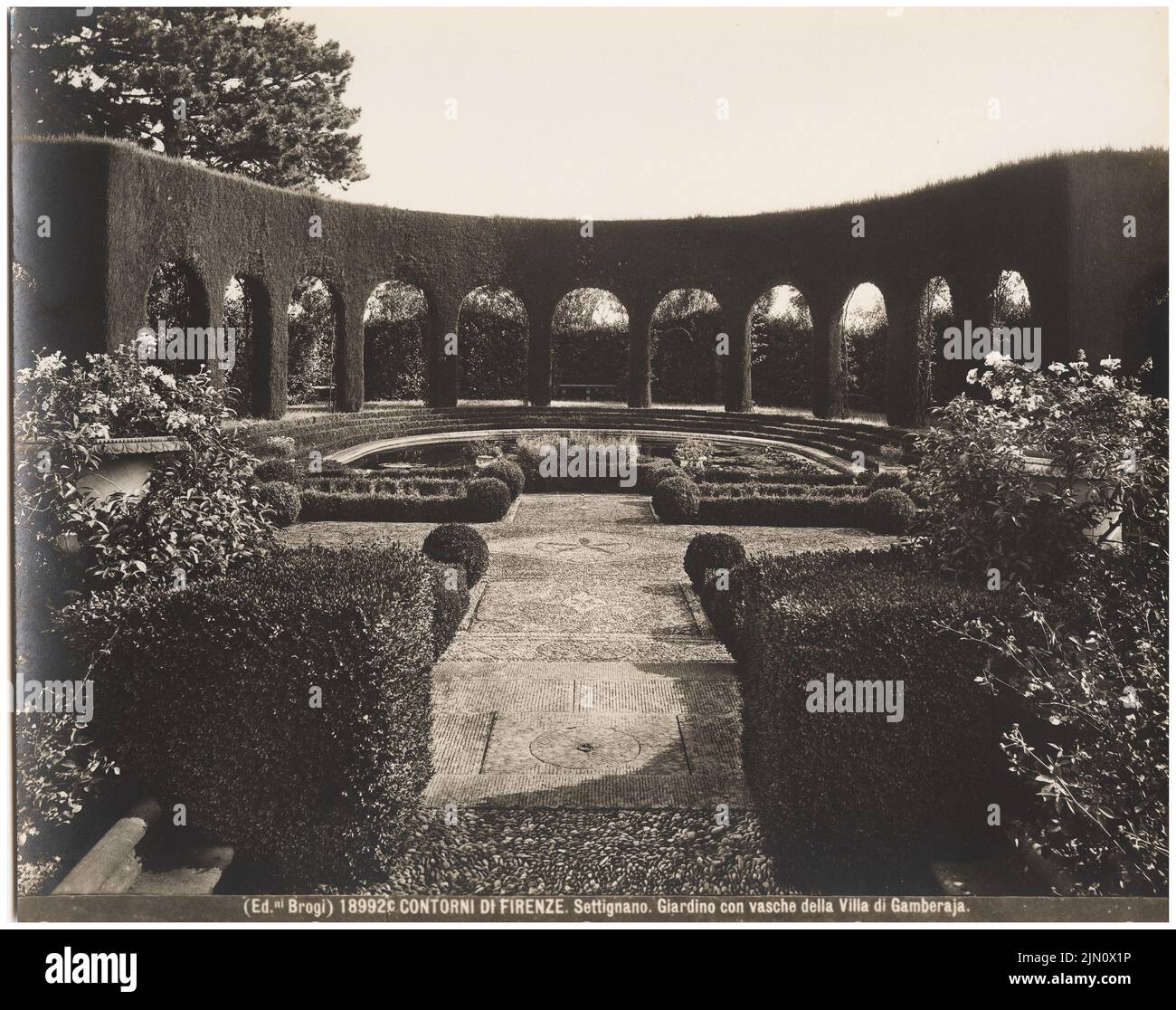 Unknown photographer, Villa di Gamberaia in Florence (without dat.): Giardino con vasche. Photo on cardboard, 20.1 x 25.5 cm (including scan edges) unbek. Fotograf : Villa di Gamberaia in Florenz (ohne Dat.) Stock Photo