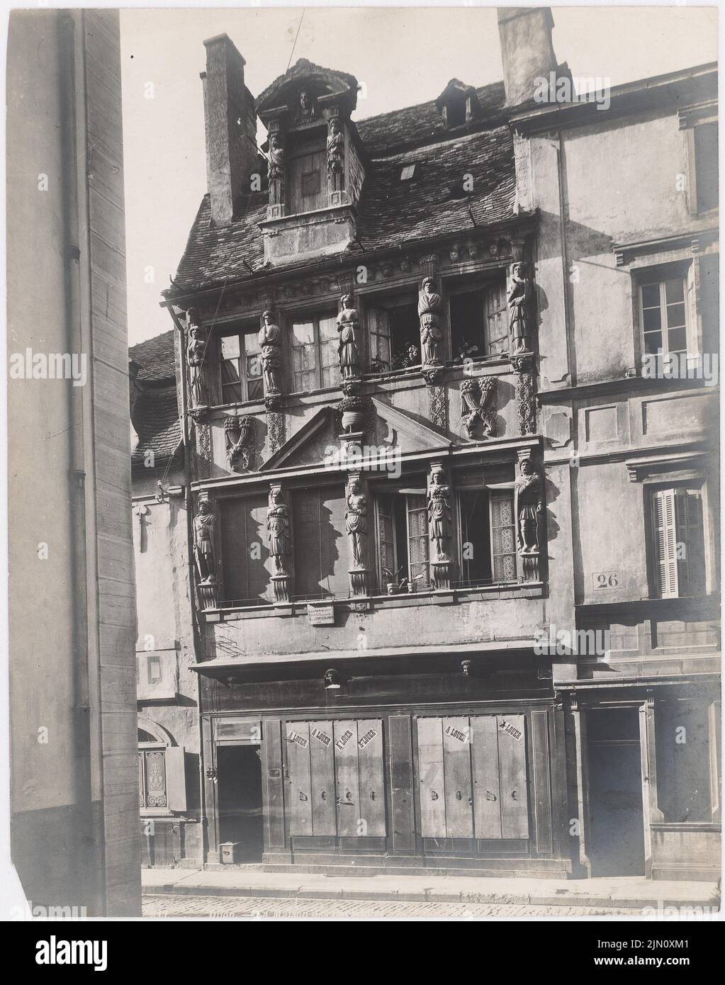Neurdein, Maison of the Car ... (?), Dijon (without date): Facade patrician house with rich figurative (Karyatids) facade jewelry. Photo, 28.2 x 22.2 cm (including scan edges) N.N. : Maison des Car.. (?), Dijon Stock Photo