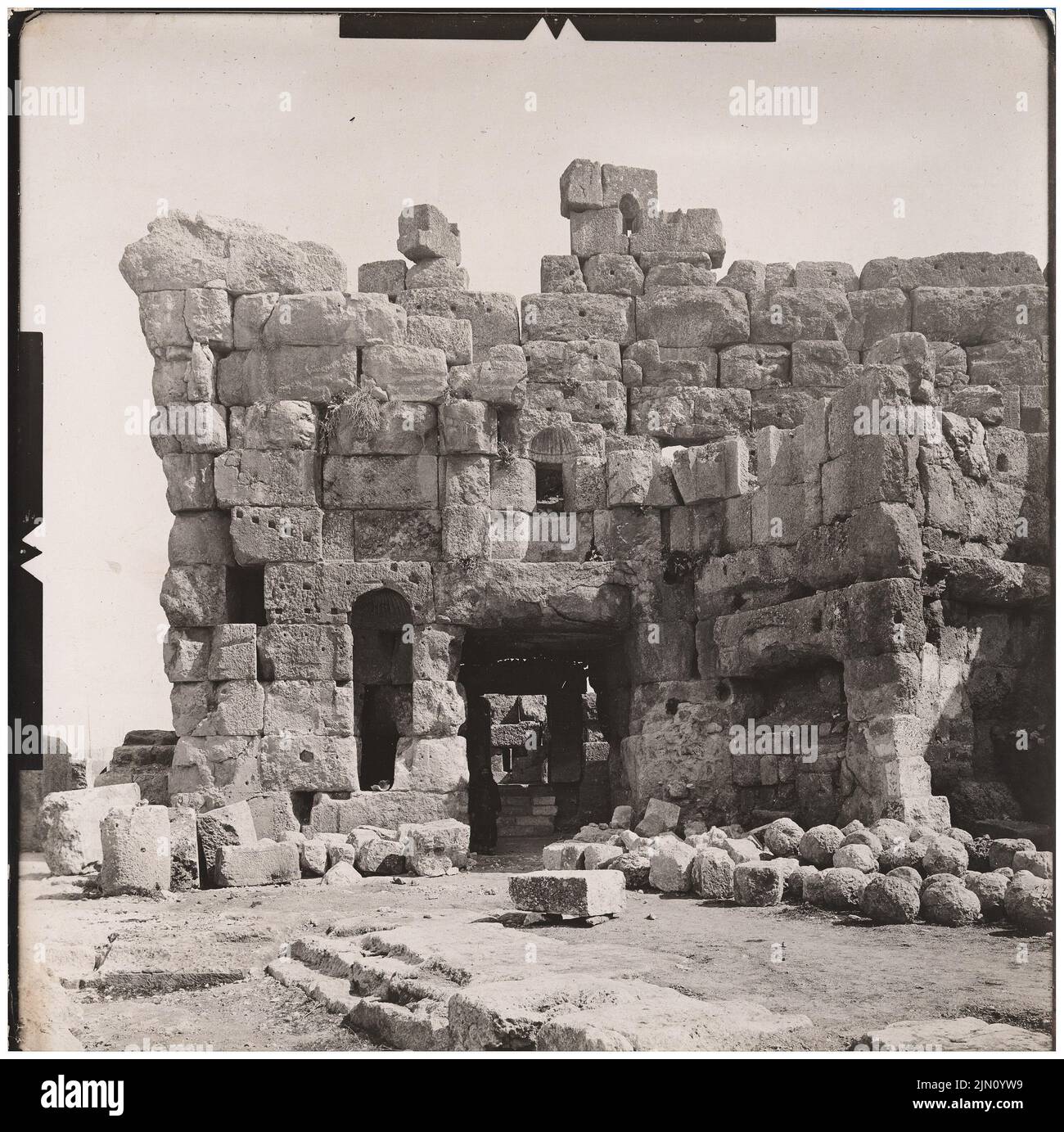 Unknown photographer, ruin in Baalbek (without date): View with passage and various niches. Photo, 20 x 20.1 cm (including scan edges) unbek. Fotograf : Ruine in Baalbek (ohne Dat.) Stock Photo