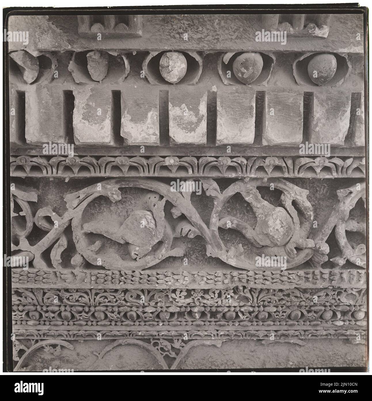 Unknown photographer, Fries in Baalbek (without dat.): Detail. Photo, 20.2 x 20.1 cm (including scan edges) unbek. Fotograf : Fries in Baalbek (ohne Dat.) Stock Photo