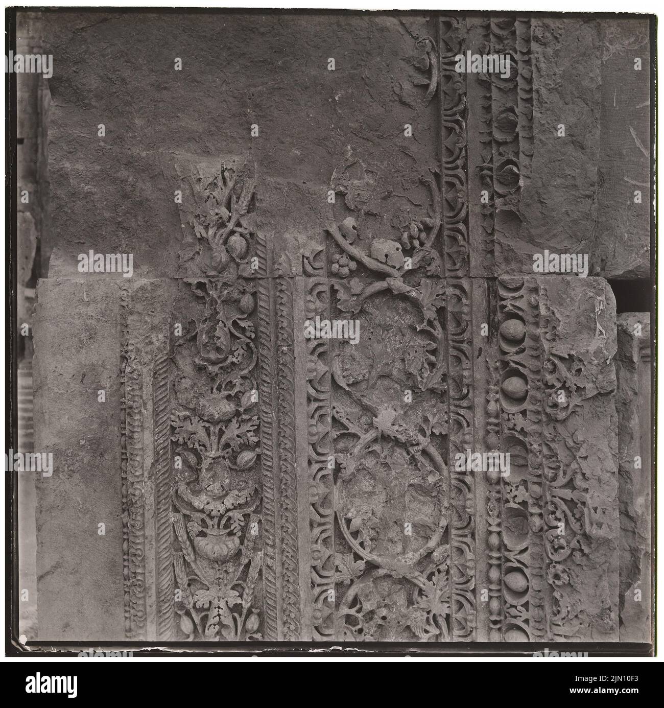 Unknown photographer, decorated door frame in Baalbek (without dat.): Detail. Photo, 20 x 20.1 cm (including scan edges) unbek. Fotograf : Verzierter Türrahmen in Baalbek (ohne Dat.) Stock Photo
