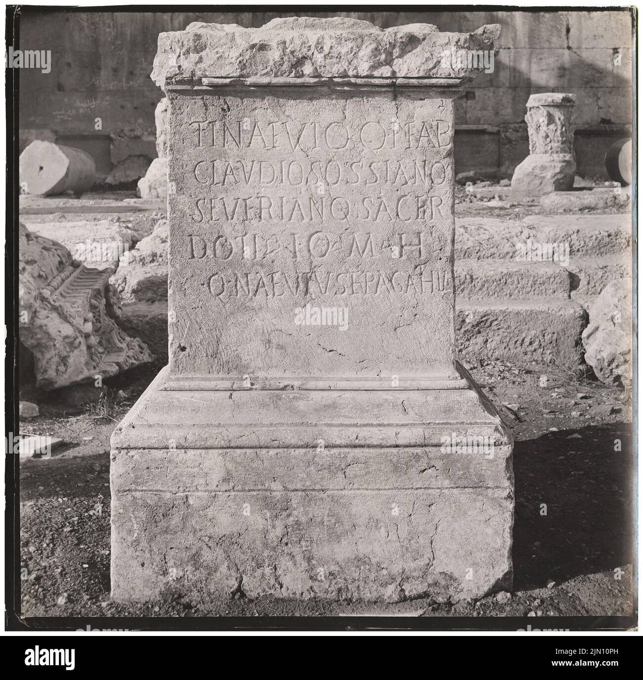 Unknown photographer, stone fragment with inscription in Baalbek (without dat.): View. Photo, 20 x 20.2 cm (including scan edges) unbek. Fotograf : Steinfragment mit Inschrift in Baalbek (ohne Dat.) Stock Photo