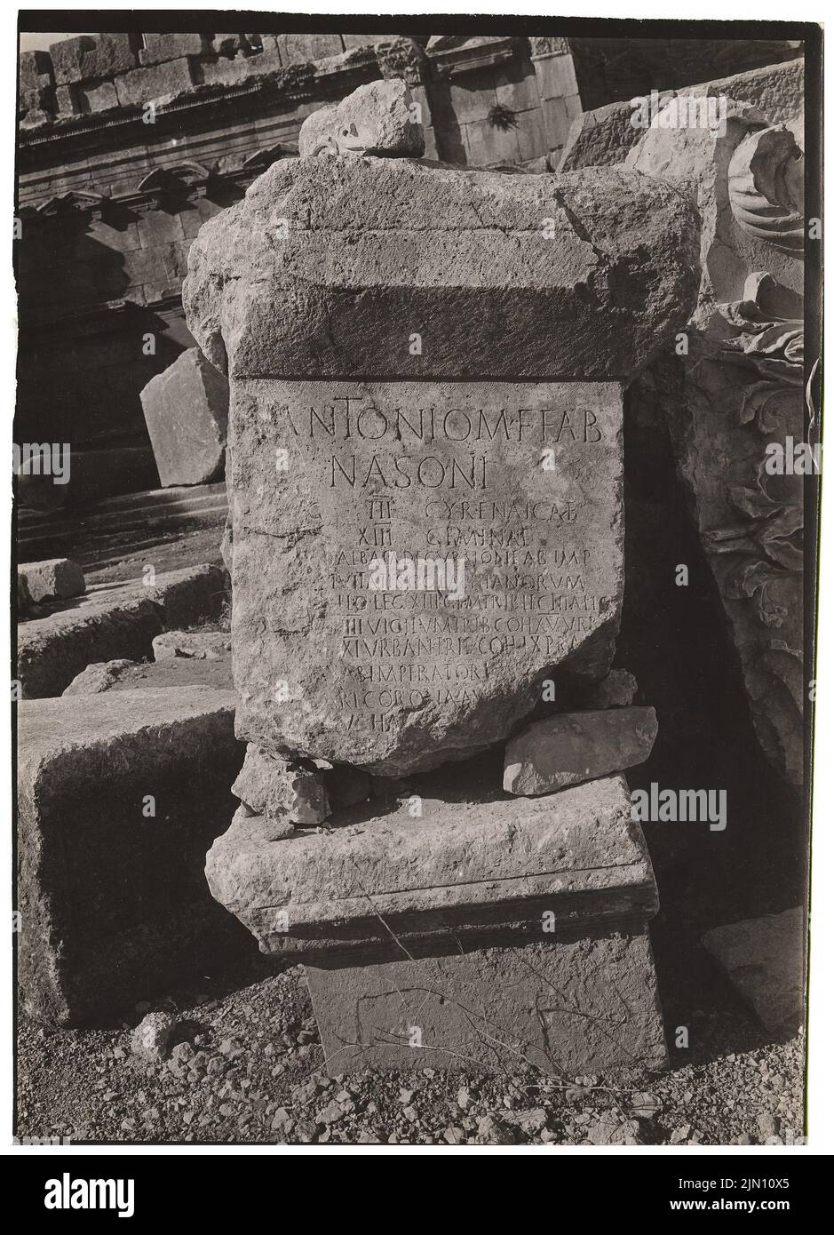 Unknown photographer, stone fragment with inscription in Baalbek (without dat.): View. Photo, 18 x 13 cm (including scan edges) unbek. Fotograf : Steinfragment mit Inschrift in Baalbek (ohne Dat.) Stock Photo
