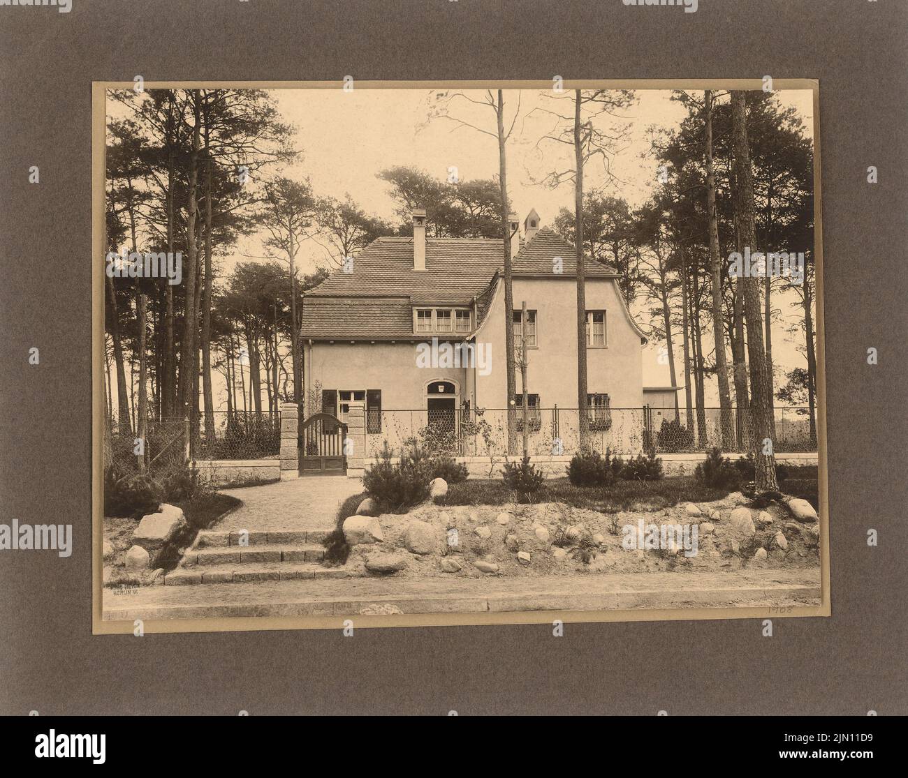 Schweitzer Heinrich (1871-1953), residential building of the architect Heinrich Schweitzer, Berlin-Dahlem (1910-1912): front view. Photo on cardboard, pencil, ink, 38.3 x 48.6 cm (including scan edges) Schweitzer Heinrich  (1871-1953): Wohnhaus des Architekten Heinrich Schweitzer, Berlin-Dahlem Stock Photo