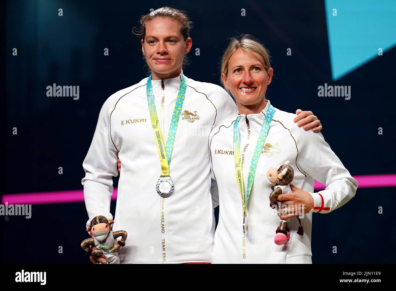 England's Sarah-Jane Perry (left) and Alison Waters with the silver medal after the Women's Doubles Gold medal match at the University of Birmingham Hockey and Squash Centre on day eleven of the 2022 Commonwealth Games in Birmingham. Picture date: Monday August 8, 2022. Stock Photo
