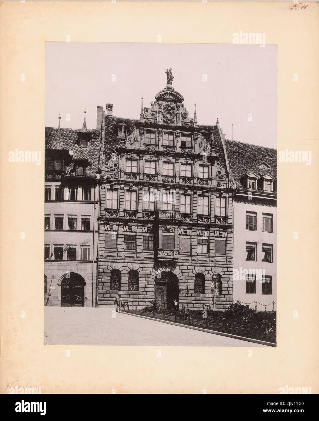 Unknown photographer, Pellerhaus in Nuremberg (approx. 1900): View of the facade. Photo on cardboard, 35.9 x 29 cm (including scan edges) N.N. : Pellerhaus, Nürnberg Stock Photo
