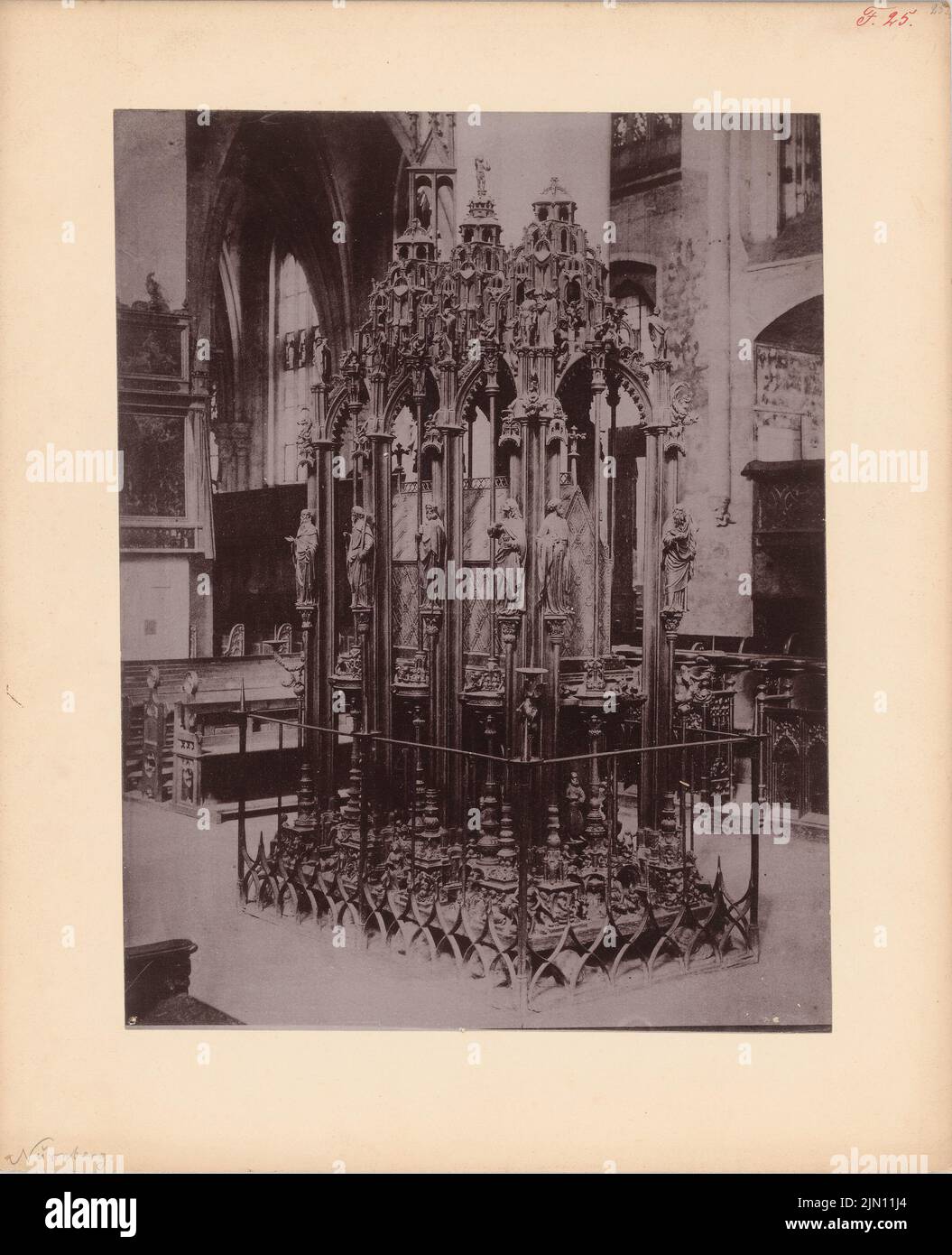 Unknown photographer, St. Lorenz in Nuremberg (without date): grave monument. Photo on cardboard, 35.9 x 29.2 cm (including scan edges) N.N. : St. Lorenz, Nürnberg Stock Photo