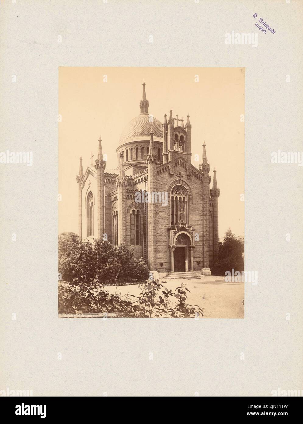 Unknown photographer, chapel in the Protestant cemetery in Vienna (without date): View. Photo on cardboard, 41.7 x 31.9 cm (including scan edges) N.N. : Kapelle auf dem protestantischen Friedhof, Wien Stock Photo