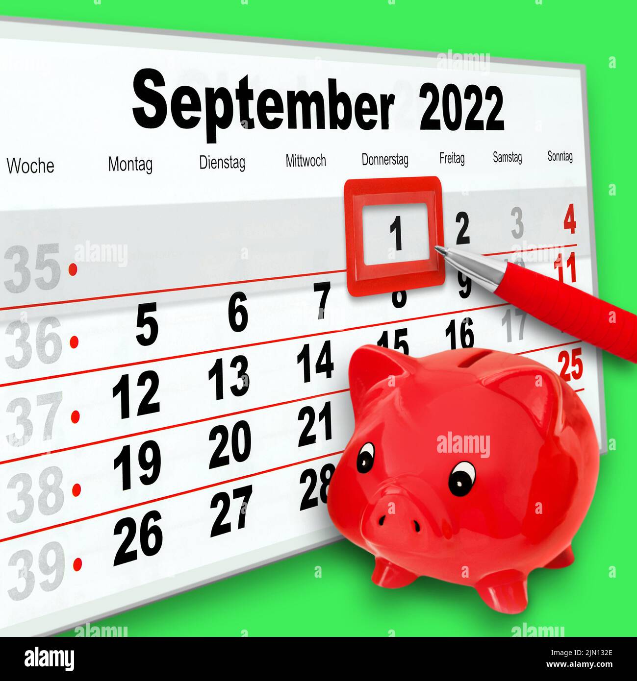 Deutscher Kalender 1. September 2022 und rotes Sparschwein Stock Photo