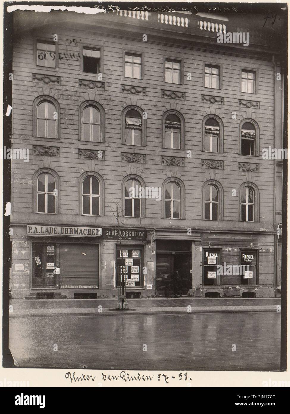 Unger (1743-1799), residential building Unter den Linden 57-58, Berlin-Mitte. (From: Julius Kohte, Alt-Berlin, buildings in Berlin and Charlottenburg, recorded in 1907-1914) (approx. 1770): View. Photo on paper, 24.3 x 18.2 cm (including scan edges) Unger  (1743-1799): Wohnhaus Unter den Linden 57-58, Berlin-Mitte. (Aus: Julius Kohte, Alt-Berlin, Bauwerke in Berlin und Charlottenburg, aufgenommen 1907-1914) Stock Photo
