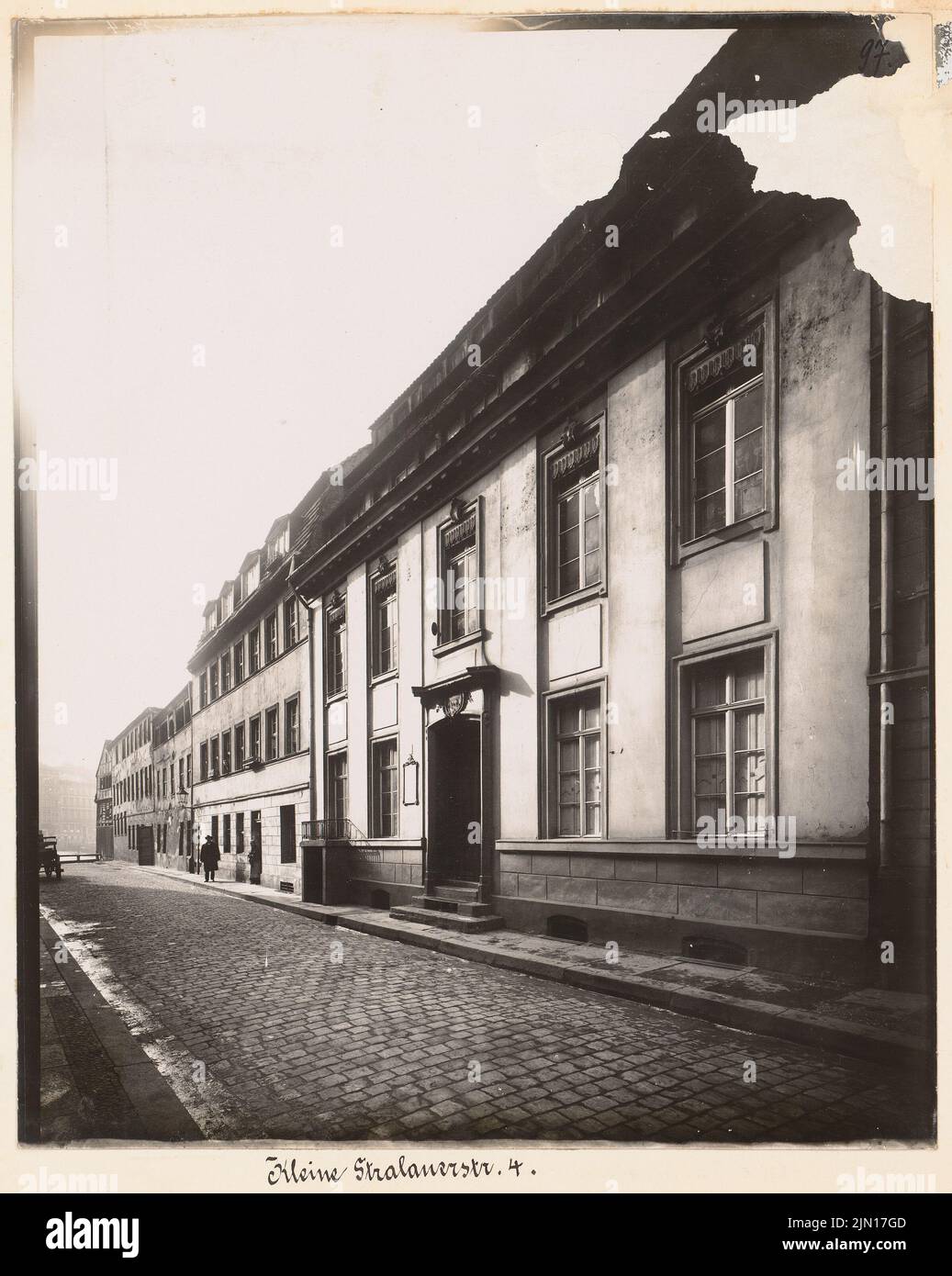 N.N., residential building Kleine Stralauer Straße 4, Berlin-Mitte. (From: Julius Kohte, Alt-Berlin, buildings in Berlin and Charlottenburg, recorded in 1907-1914) (approx. 1763): View. Photo on paper, 30.9 x 24.7 cm (including scan edges) N.N. : Wohnhaus Kleine Stralauer Straße 4, Berlin-Mitte. (Aus: Julius Kohte, Alt-Berlin, Bauwerke in Berlin und Charlottenburg, aufgenommen 1907-1914) Stock Photo