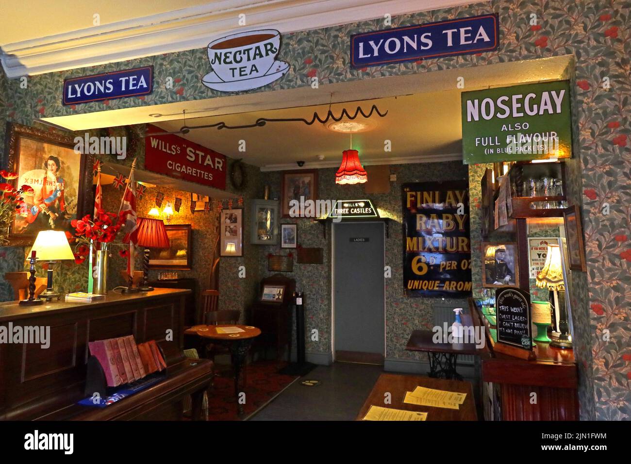 Adverts for Lyons Tea, Nosegay also full flavour, Wills, Interior of The Albion Inn, Volunteer St / Park St, Chester, Cheshire, England, UK, CH1 1RN Stock Photo