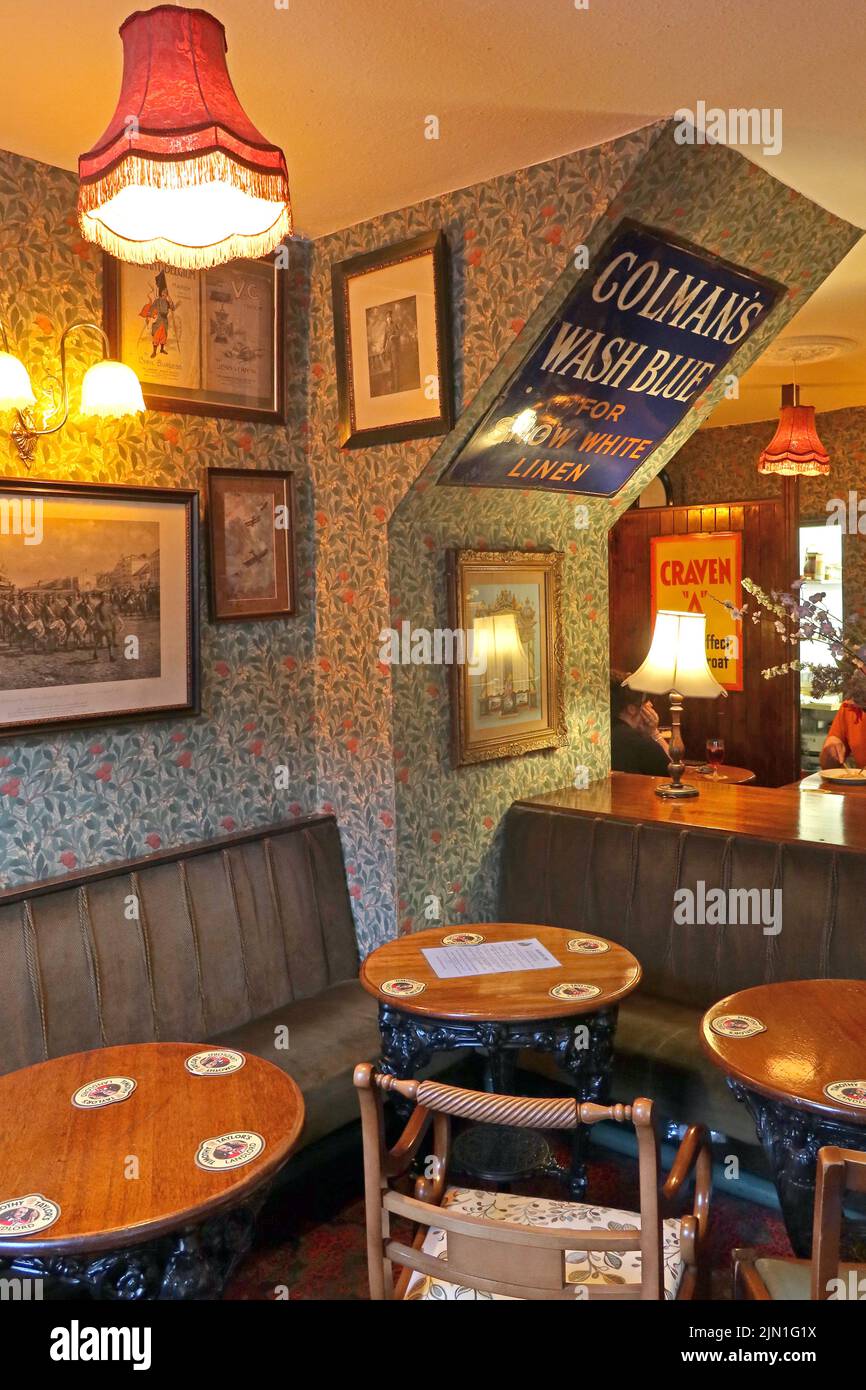 Interior of The Albion Inn, Volunteer St / Park St, Chester, Cheshire, England, UK, CH1 1RN Stock Photo