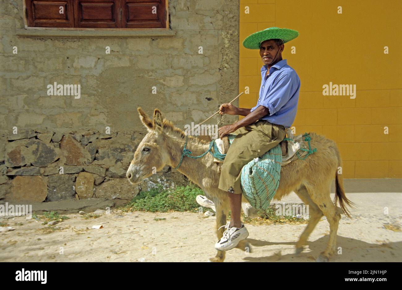 Einheimischer reitet auf einem Esel, Sal Rei, Boavista, Kapverden, Afrika | Elderly man on a donkey, Sal Rei, Boavista, Cape Verde Islands, Africa Stock Photo