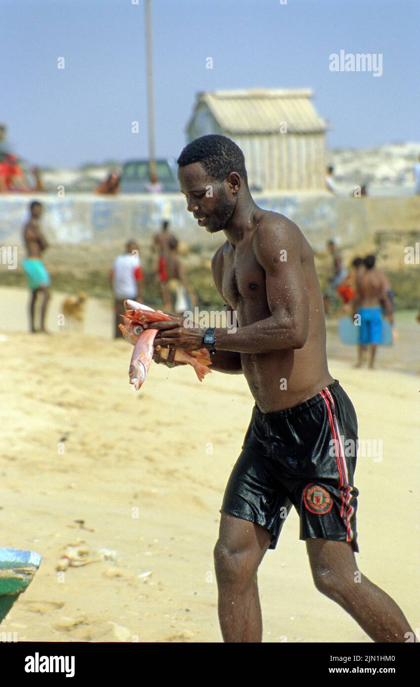 Einheimischer Mann mit seinem Fischfang, Sal Rei, Boavista, Kapverden, Afrika | Local man with his catch, Sal Rei, Boavista, Cape Verde Islands, Afric Stock Photo