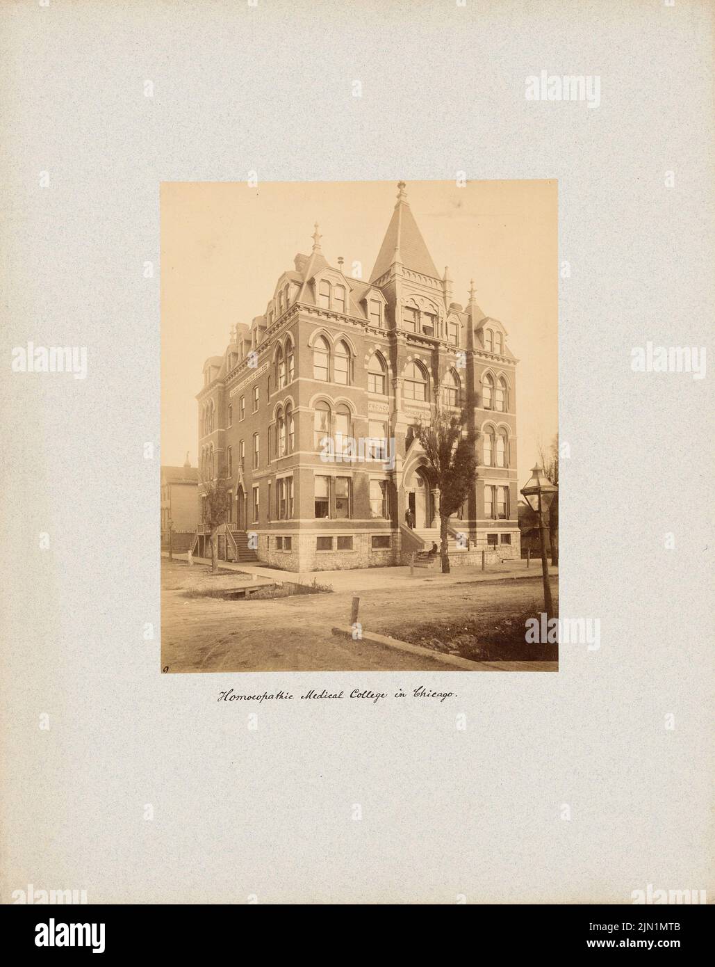 N.N., Homeopathic Medical College, Chicago (without Dat.): View. Photo on cardboard, 44 x 34.9 cm (including scan edges) N.N. : Homeopathic Medical College, Chicago Stock Photo