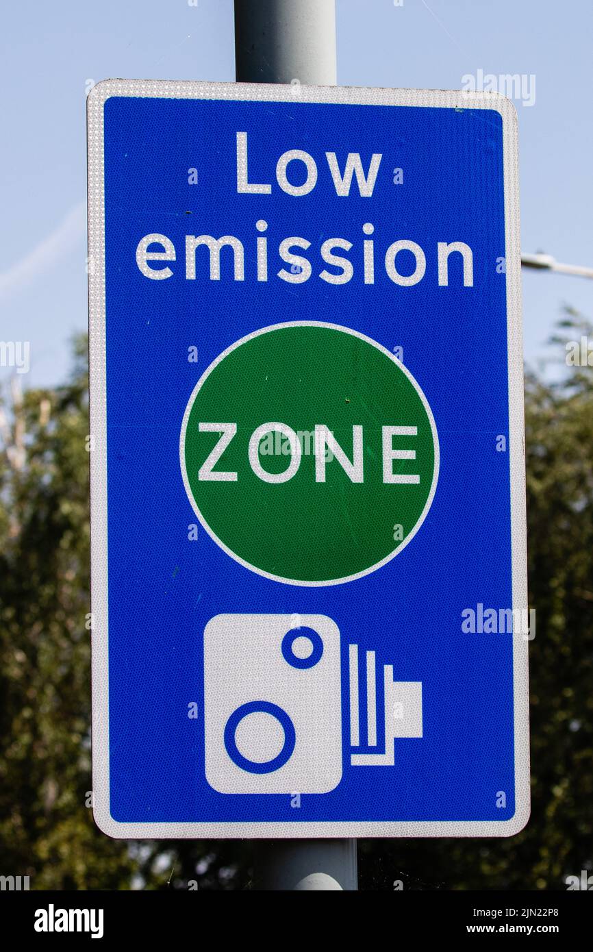 Longford, UK. 19th July, 2022.  A Low Emission Zone sign is pictured close to Heathrow airport. The Low Emission Zone (LEZ) was set up to try to push the most polluting heavy diesel vehicles driving in London to become cleaner. Credit: Mark Kerrison/Alamy Live News Stock Photo