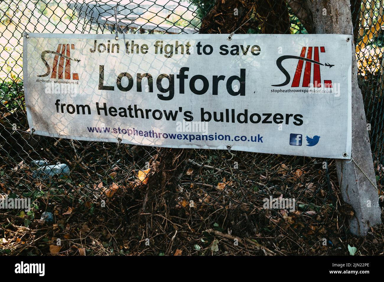 Longford, UK. 19th July, 2022. A Stop Heathrow Expansion banner is pictured attached to a fence. Stop Heathrow Expansion is a grassroots campaign group set up by residents of the Heathrow villages to oppose plans to build a third runway at Heathrow Airport. It forms part of the No Third Runway Coalition. Credit: Mark Kerrison/Alamy Live News Stock Photo