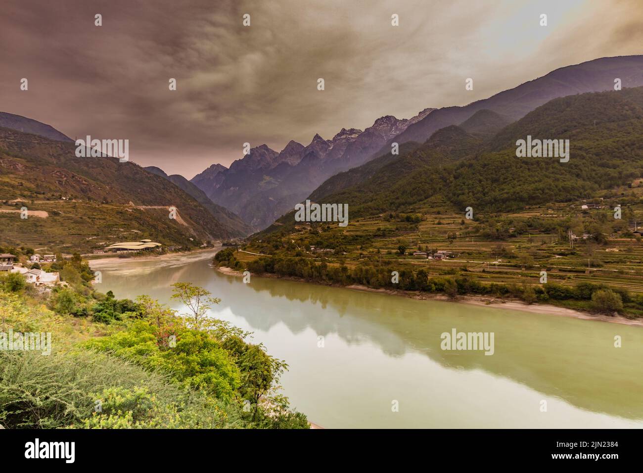 First bend of the Yangtse River some 50 Km from Ljiang Stock Photo