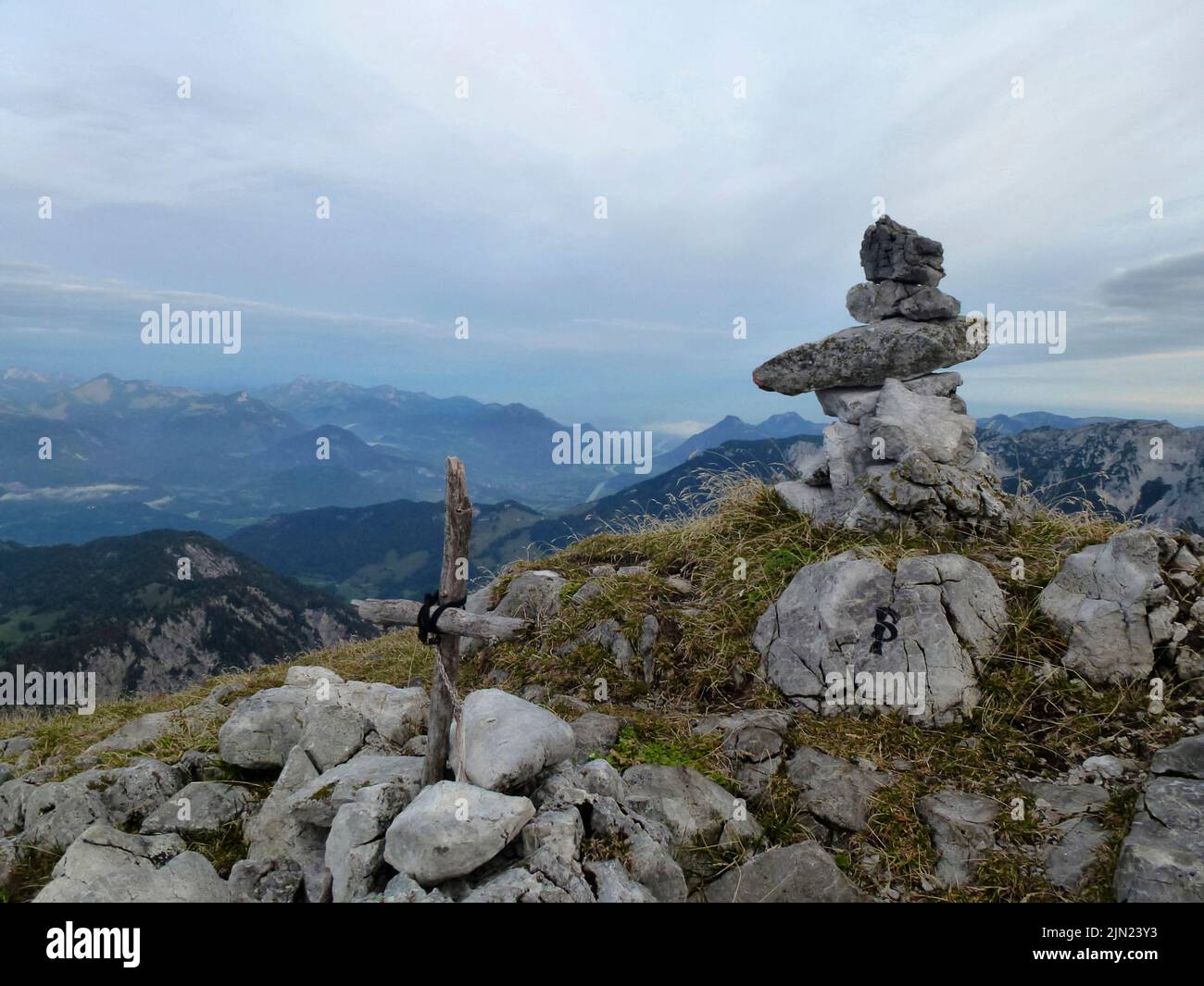 Memorial cross at Hackenkopfe mountains, Wilder Kaiser, Tyrol, Austria Stock Photo