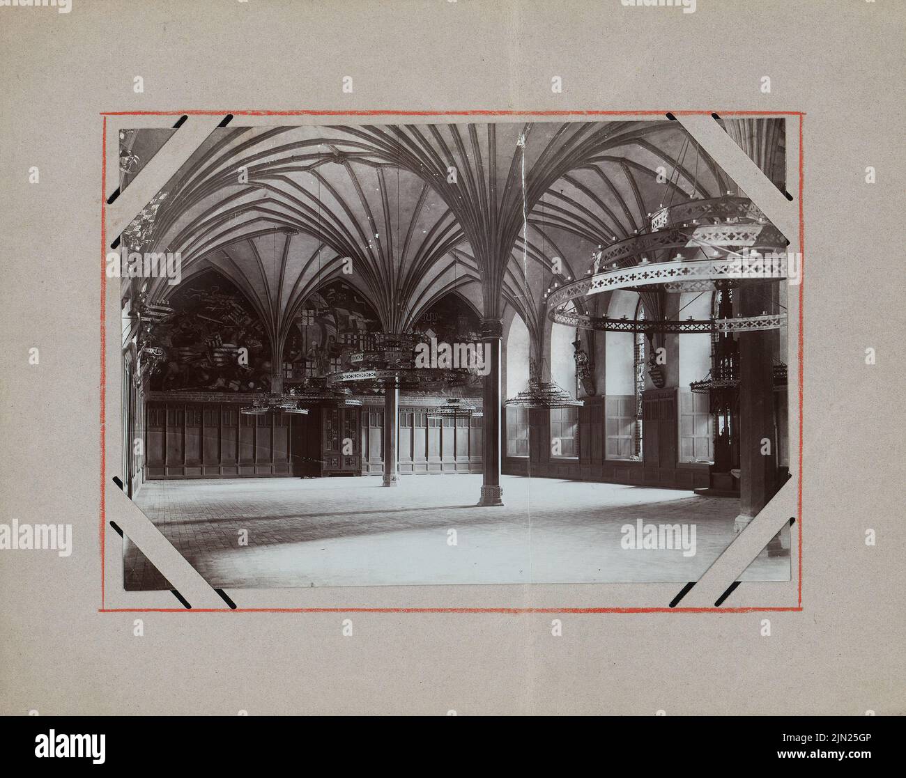 Steinbrecht Conrad (1849-1923), Marienburg, Restoration under Steinbrecht 1882-1918, letters and photos to R. Persius: Interior view of large remter. Photo on cardboard, 18.2 x 23.1 cm (including scan edges) Stock Photo