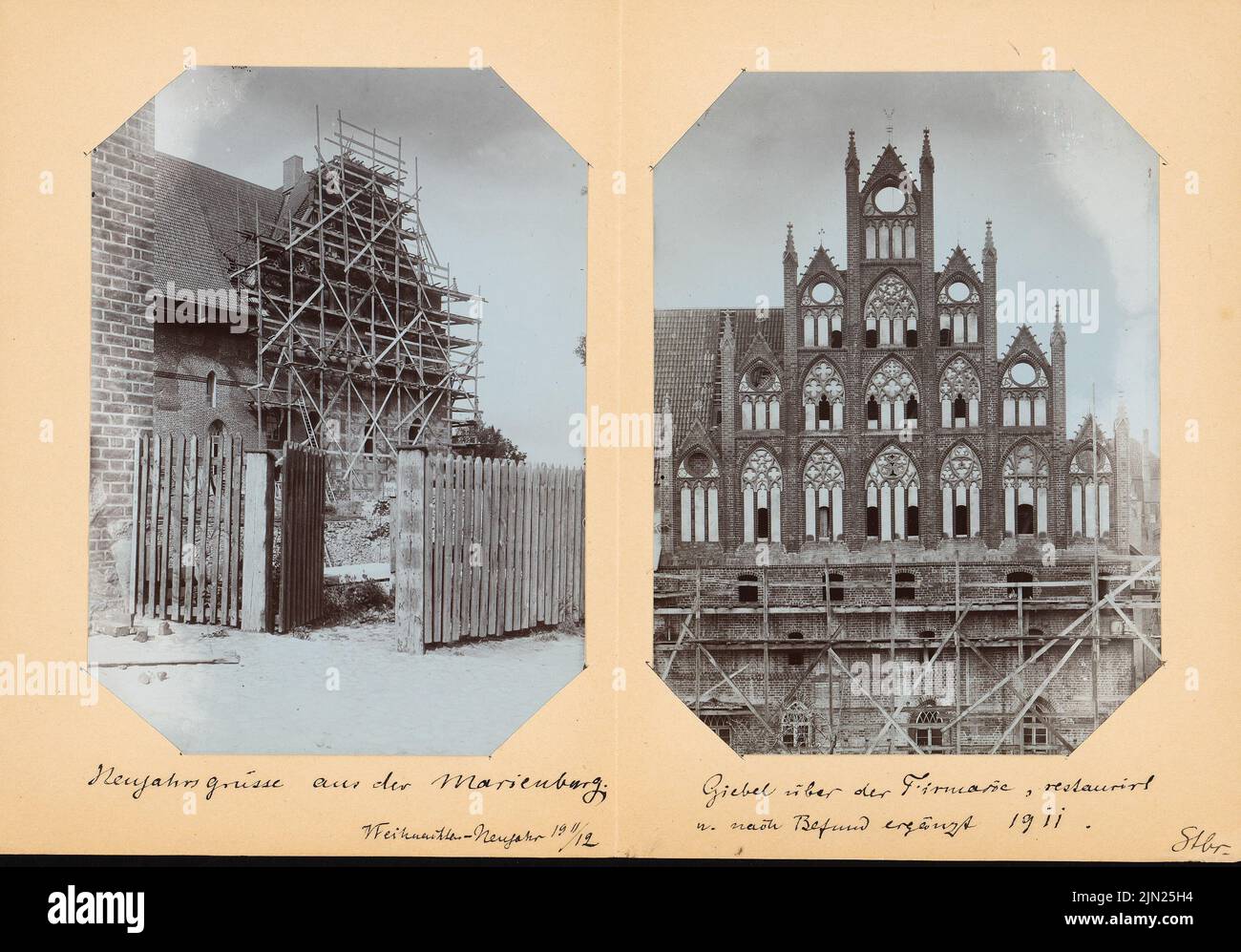 Steinbrecht Conrad (1849-1923), Marienburg, Restoration under Steinbrecht 1882-1918, letters and photos to R. Persius: New Year's card, Giebel above the Firmarie, restored and supplemented. Photo on cardboard, 21.3 x 30.5 cm (including scan edges) Stock Photo