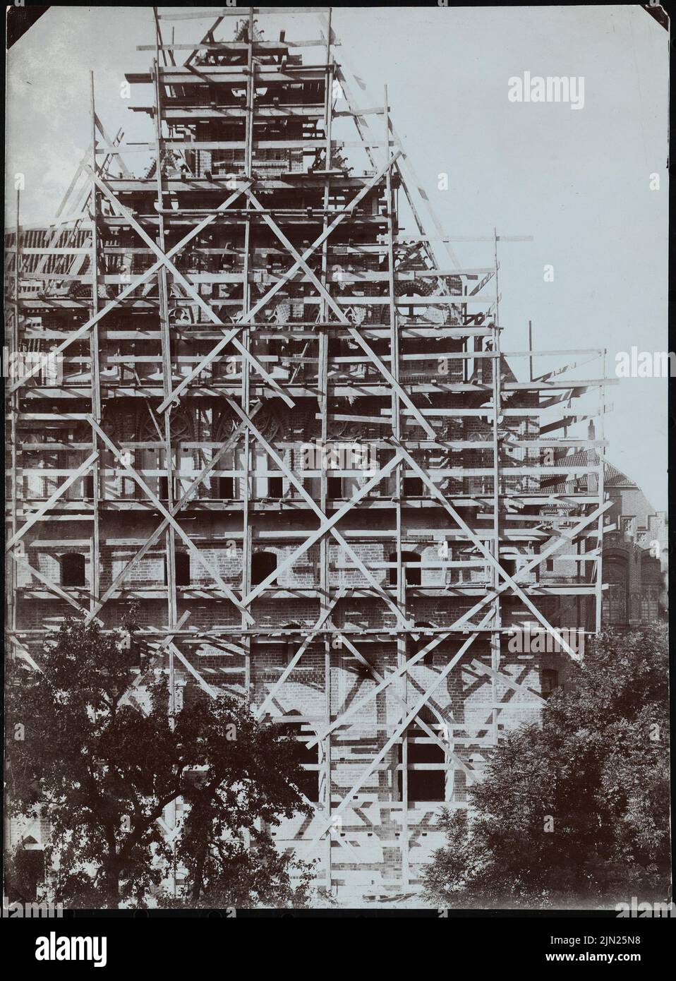 Steinbrecht Conrad (1849-1923), Marienburg, Restoration under Steinbrecht 1882-1918, letters and photos to R. Persius: Construction work on the Giebel of the Firmarie. Photo on cardboard, 17.5 x 12.9 cm (including scan edges) Stock Photo