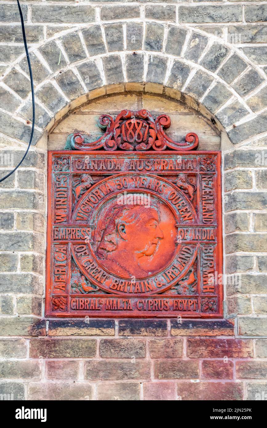 Littlehampton, August 4th 2022: Terracotta plaque dedicated to Queen Victoria on Bayford Road Stock Photo