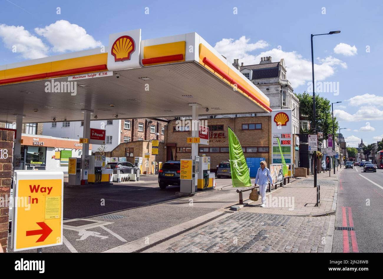 London, UK. 08th Aug, 2022. General view of a Shell petrol station in London. Credit: SOPA Images Limited/Alamy Live News Stock Photo