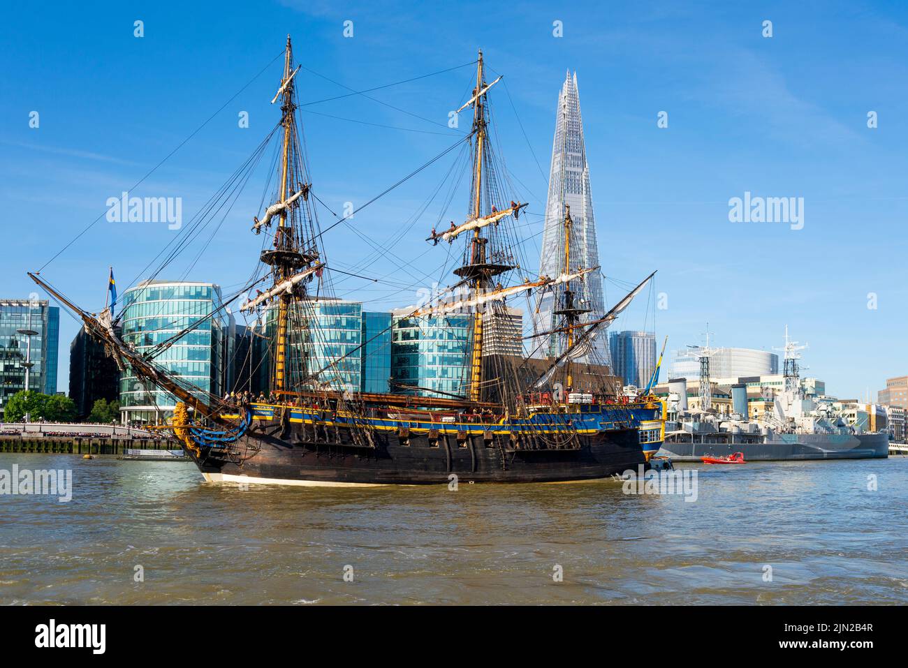 Gotheborg of Sweden, a sailing replica of the Swedish East Indiaman Gotheborg I, launched in 1738, visiting London, UK. London city skyline Stock Photo