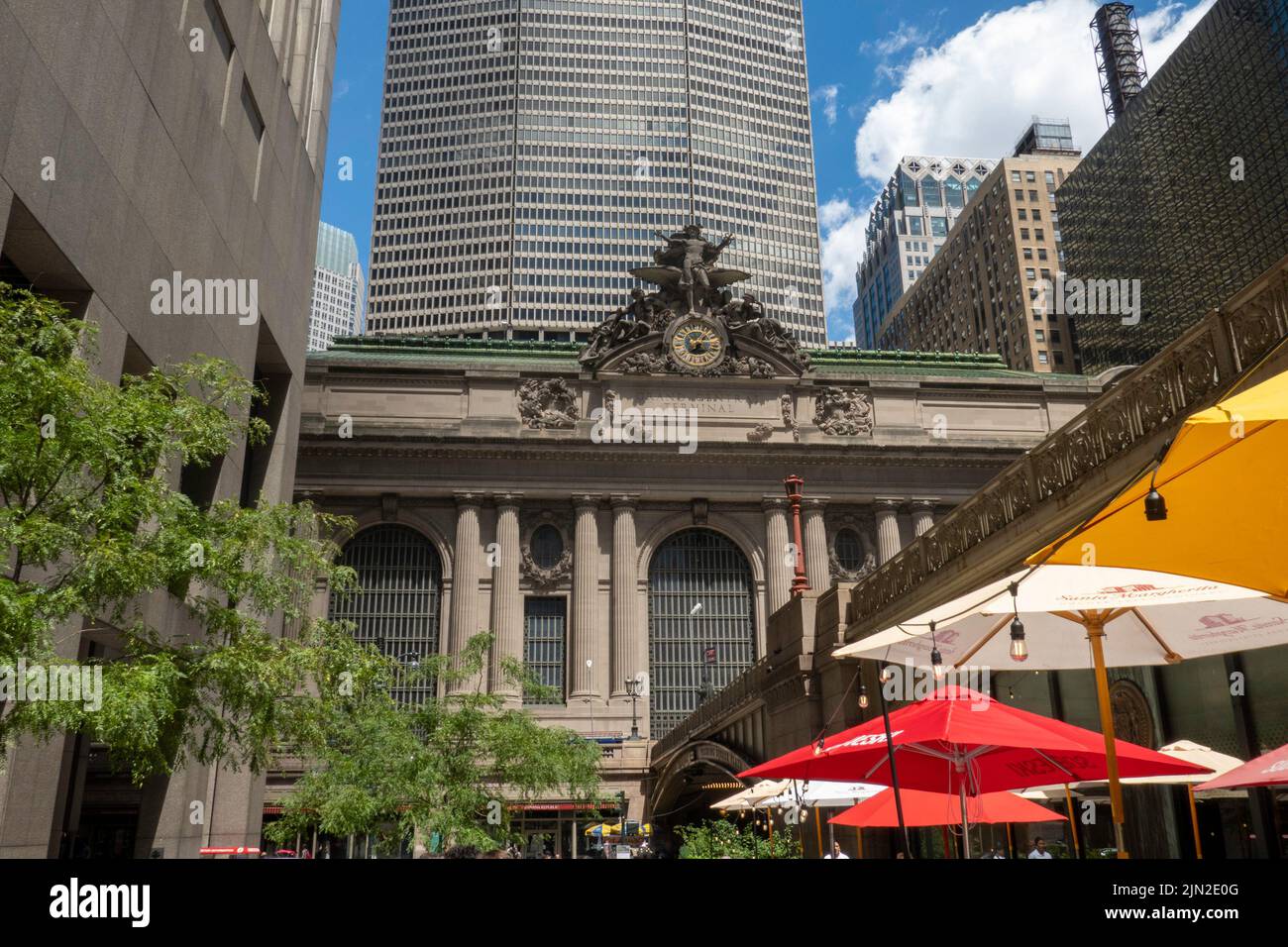 Grand Central Terminal and Park Avenue Viaduct, Pershing Square, New York City, USA  2022 Stock Photo