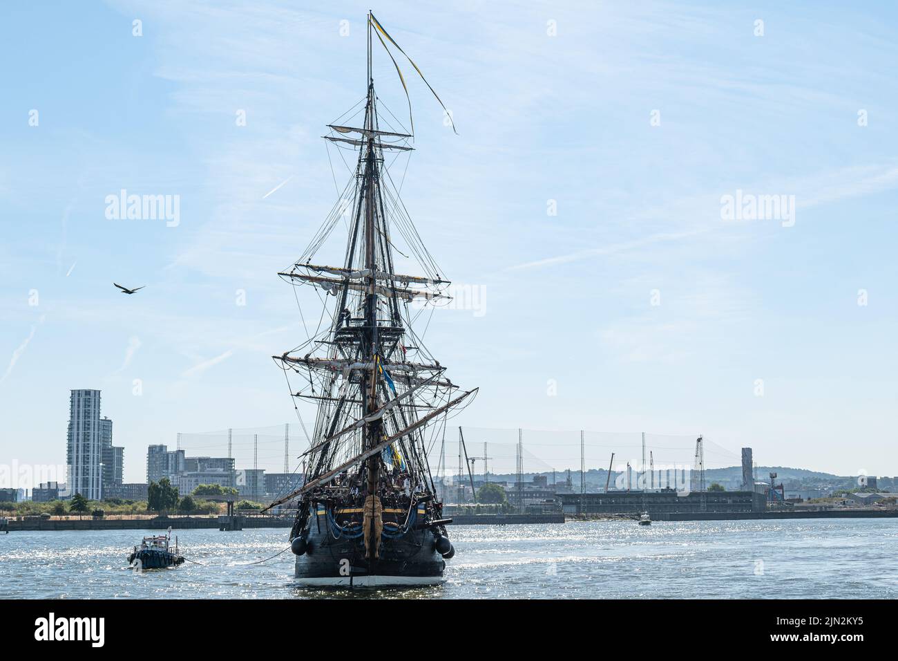 Swedish tall ship Gotheborg (Götheborg of Sweden) approaching Blue Bridge on its way to berth in Thames Quay in the South Dock of Canary Wharf. Stock Photo