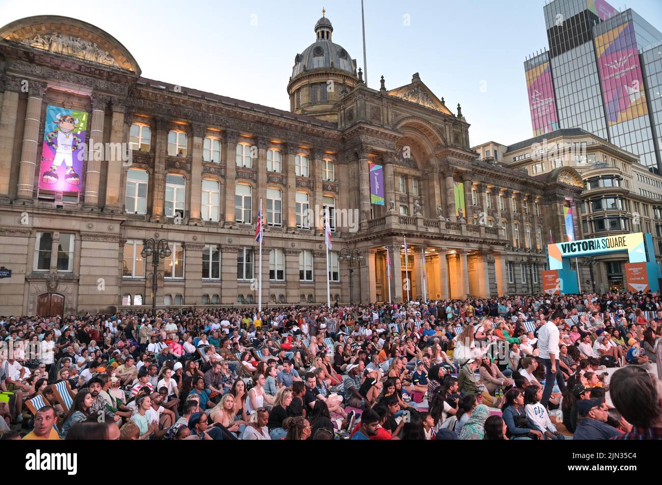 Victoria Square, Birmingham, England, August 8th 2022. - Thousands of spectators pack Victoria Square in Birmingham surrounded by the Council House and Town Hall to watch the closing ceremony of the 2022 Commonwealth Games. Pic by Credit: Michael Scott/Alamy Live News Stock Photo