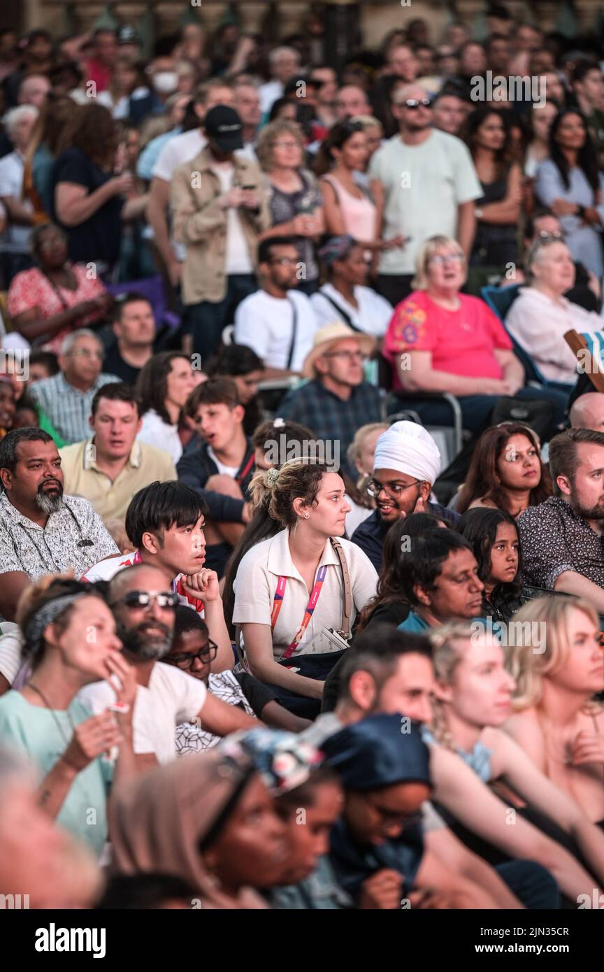 Victoria Square, Birmingham, England, August 8th 2022. - Thousands of spectators pack Victoria Square in Birmingham surrounded by the Council House and Town Hall to watch the closing ceremony of the 2022 Commonwealth Games. Pic by Credit: Michael Scott/Alamy Live News Stock Photo