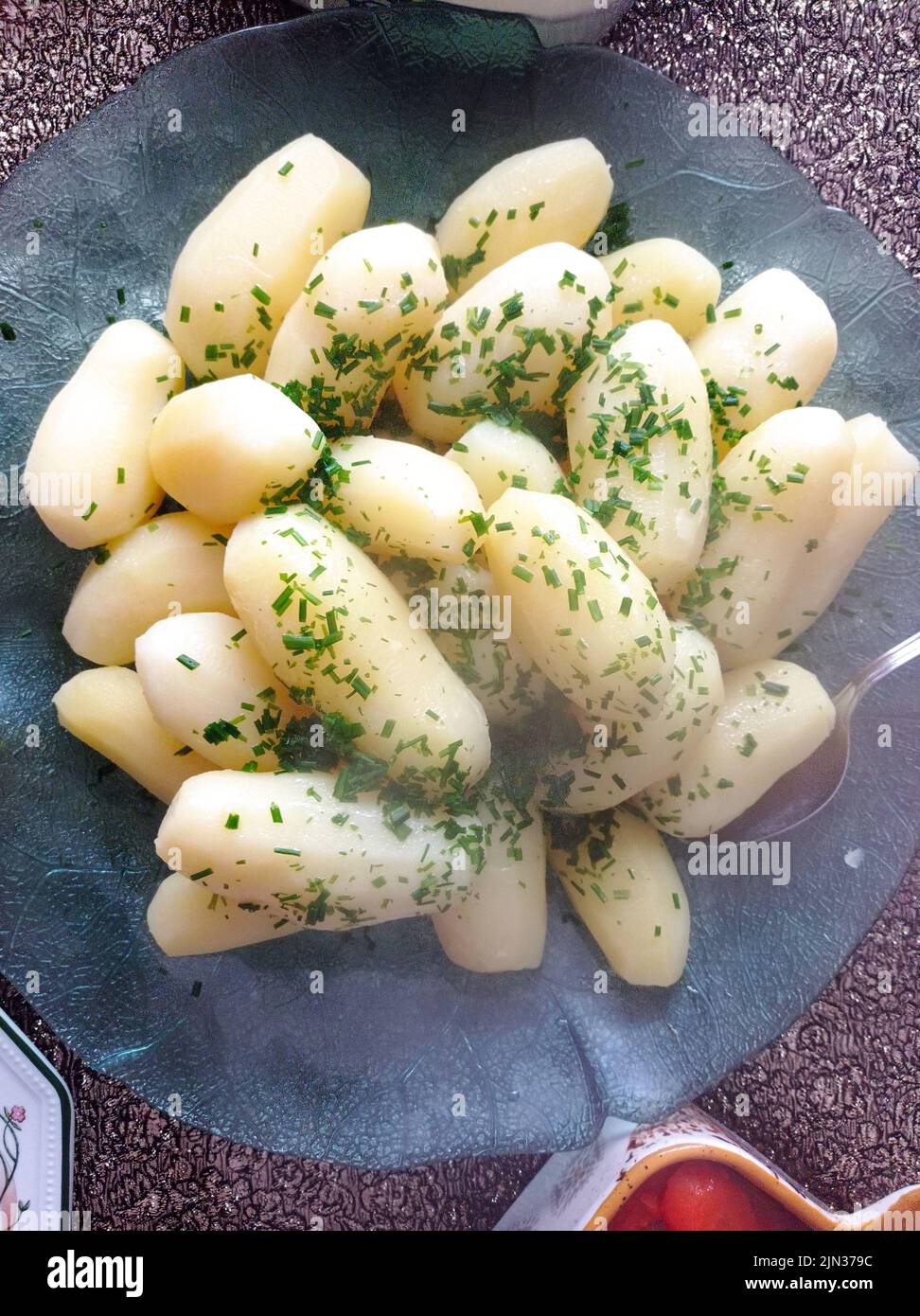 Pommes de terre saupoudrées de persil finement hachés, France Stock Photo