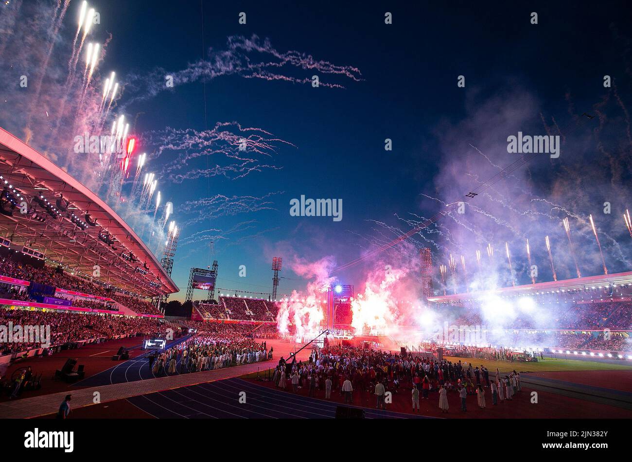 Birmingham, England, 8th August 2022. Fireworks are let off during the Commonwealth Games closing ceremony at Alexander Stadium. Picture credit should read: Paul Terry Credit: Paul Terry Photo/Alamy Live News Stock Photo