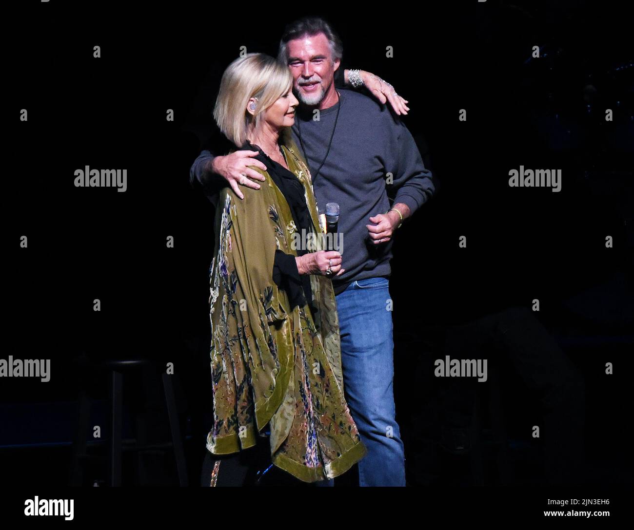 FILE PICS: Olivia Newton-John 1948-2022. Atlanta, GA, USA. 9th Apr, 2017. Olivia Newton-John surprises her husband John Easterling by singing a parody of “The Girl From Ipanema” as “The Boy From North Carolina” (in his honor) which she had sung for him at their wedding. The surprise performance took place at Cobb Energy Center in Atlanta, Georgia on April 9, 2017. Credit: Chris Mc Kay/Media Punch/Alamy Live News Credit: MediaPunch Inc/Alamy Live News Stock Photo
