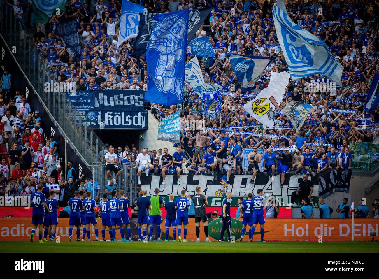 Schalke Fans zufrieden trotz Niederlage 1. FC Köln - FC Schalke 04 07.08.2022, Fussball; Saison 2022/23  Foto: Moritz Müller  Copyright (nur für journ Stock Photo