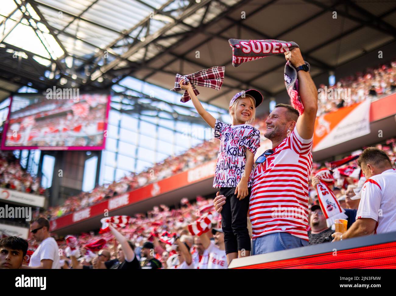 Köln Fans - Vater und Tochter  1. FC Köln - FC Schalke 04 07.08.2022, Fussball; Saison 2022/23  Foto: Moritz Müller  Copyright (nur für journalistisch Stock Photo