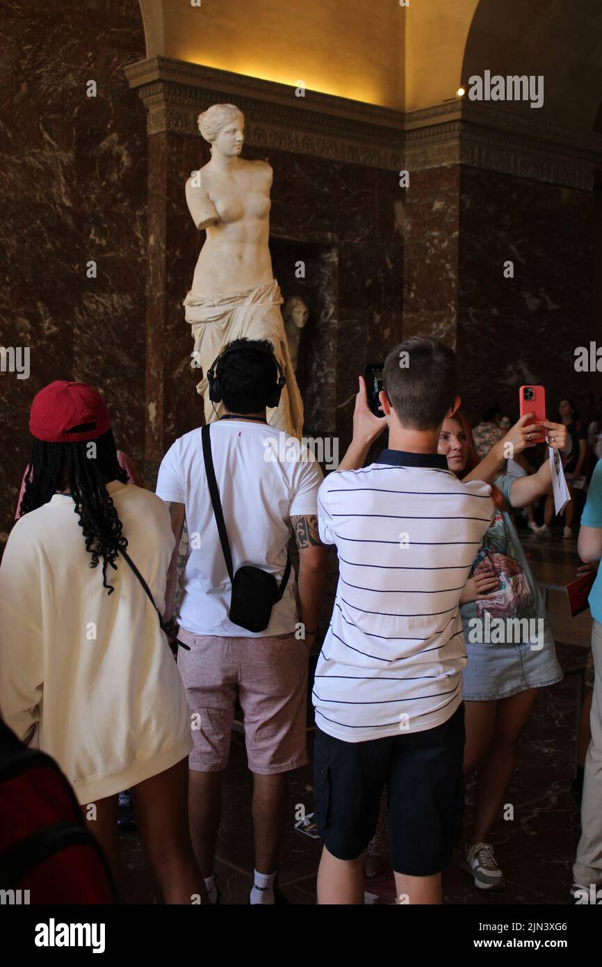 Paris, France. 8th Aug, 2022.Tourists crowd in front of the Venus de Milo at the Louvre. Credit: Aldercy Carling/ Alamy Live News Stock Photo